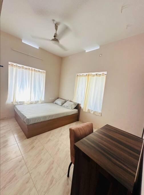 Home At Guruvayur 2 Ac Room,1 Single Bed,Kitchen المظهر الخارجي الصورة