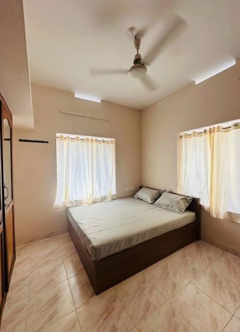 Home At Guruvayur 2 Ac Room,1 Single Bed,Kitchen المظهر الخارجي الصورة